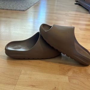Yeezy slides, tannish/gator color, men’s size eights